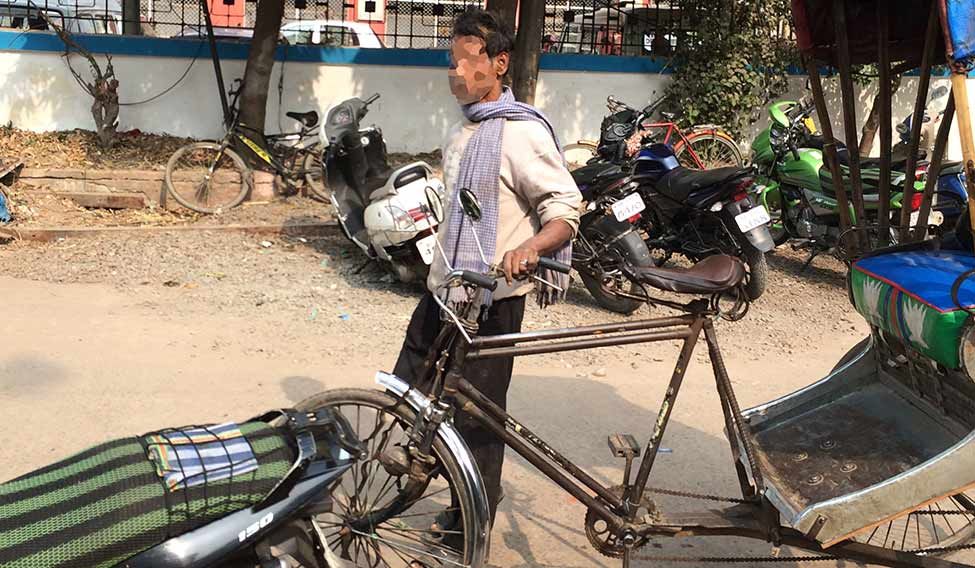 Subodh, a rickshaw puller who plies near the Patna Medical College and Hospital, took the reporter to a racketeer. Blood trail