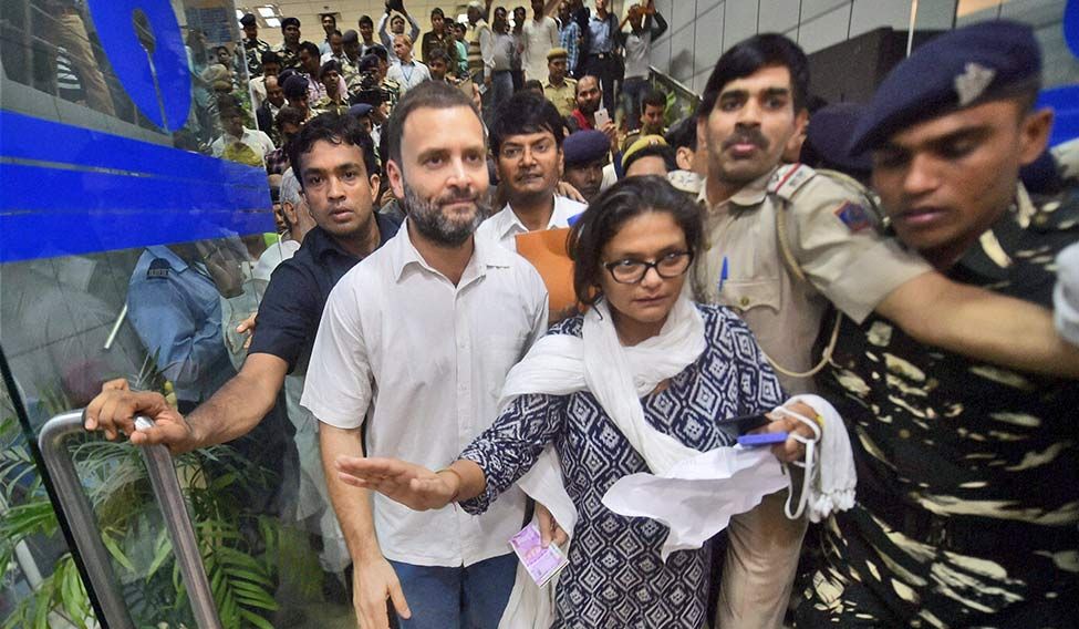 Note the point: Rahul Gandhi leaves the SBI branch on Parliament Street after exchanging old notes for new ones | PTI Winter heat