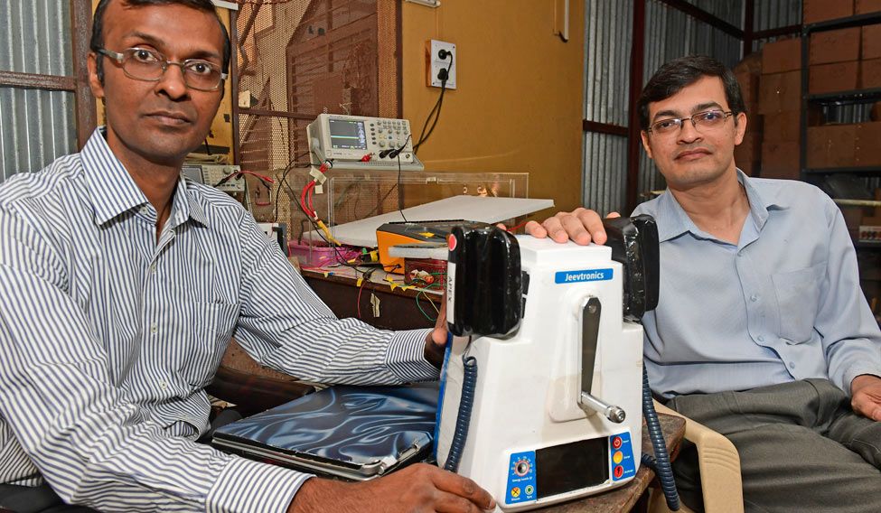 Ashish Gawade with Aniruddha Atre (right) of Jeevtronics with their hand-cranked defibrillator | Amey Mansabdar Enterprise unbounded