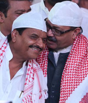 Explosive bond: Shivpal (left) with Amar Singh | Pawan Kumar Recycle mode