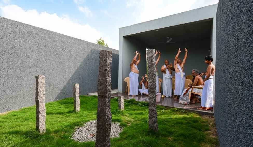A ritual being performed in the ceremonial yard at the crematorium | K.R. Vinayan Hi-tech crematorium with a view