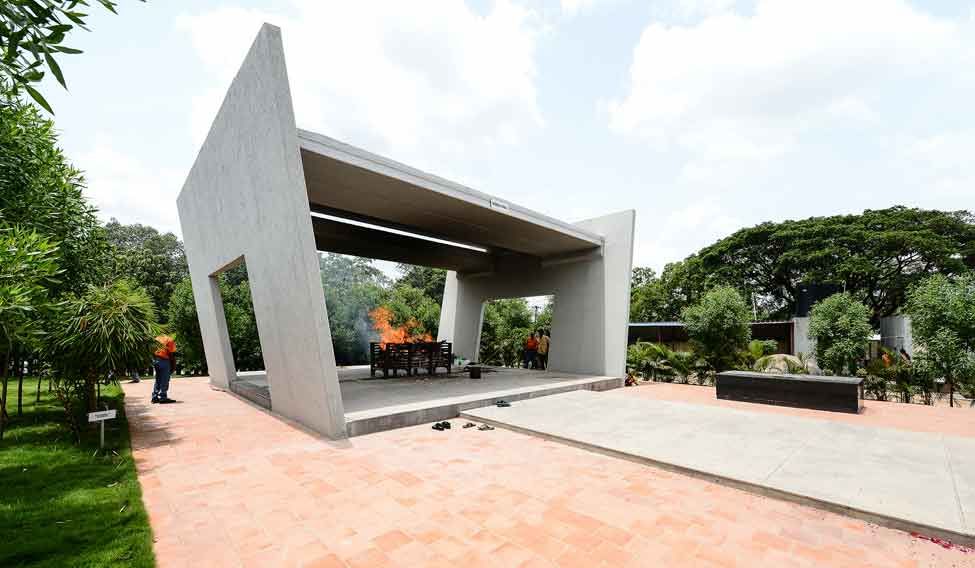 A funeral pyre at the crematorium | K.R. Vinayan Hi-tech crematorium with a view