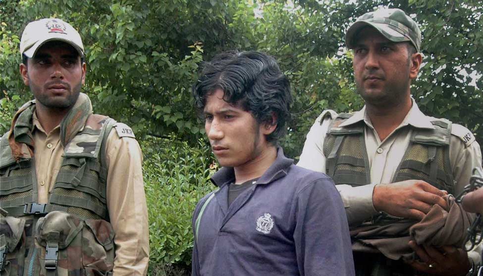 Pak terrorist escapes, 2 cops killed in firing at Srinagar hospital