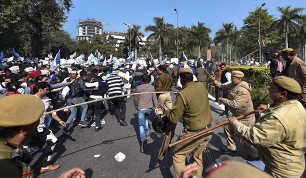 http://img.theweek.in/content/dam/week/news/india/2018/january/aap-sealing-lathi-charge-pti.jpg.image.975.568.jpg