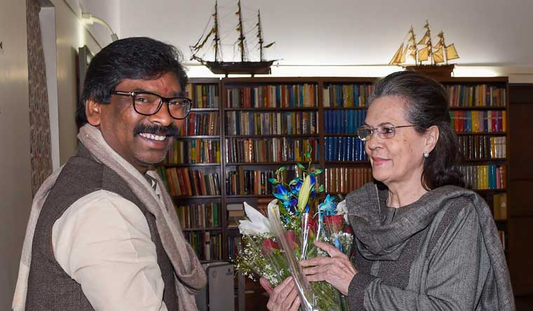 meets sonia, says jmm-cong-rjd coalition will last full five
