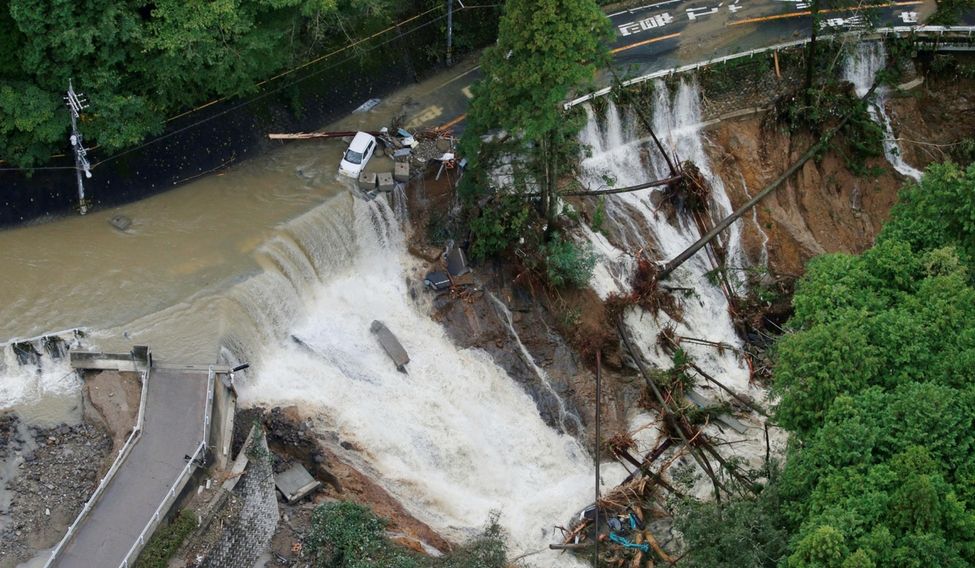 Typhoon Lan Hundreds of flights cancelled in Japan