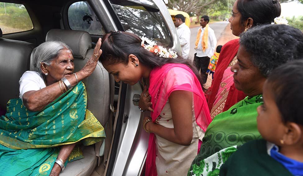 Saplings and blessingss: saalumarada thimmaka blesses a girl in hulikal, her native village | Bhanu Prakash Chandra Mother nature