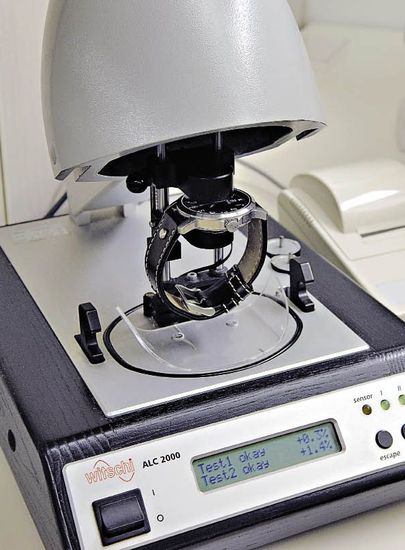 This machine does both pressure and vacuum tests without water. A day at the Watch Spa