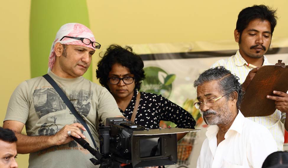 Vidhu Vincent (centre) during a shoot | Aswin P.S The tale of a 'hole' community