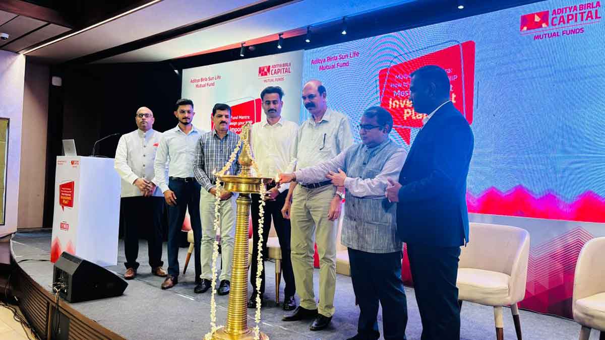 Focused investing: (From left) THE WEEK’s Mathew T. George, Bineesh E., Malayala Manorama’s Suresh Kumar P.P., panelists C. Girish Kumar and Mohammad Ali Chemban, with ABSL’s Rajendra Bendi and K. Sajesh | Special Arrangement