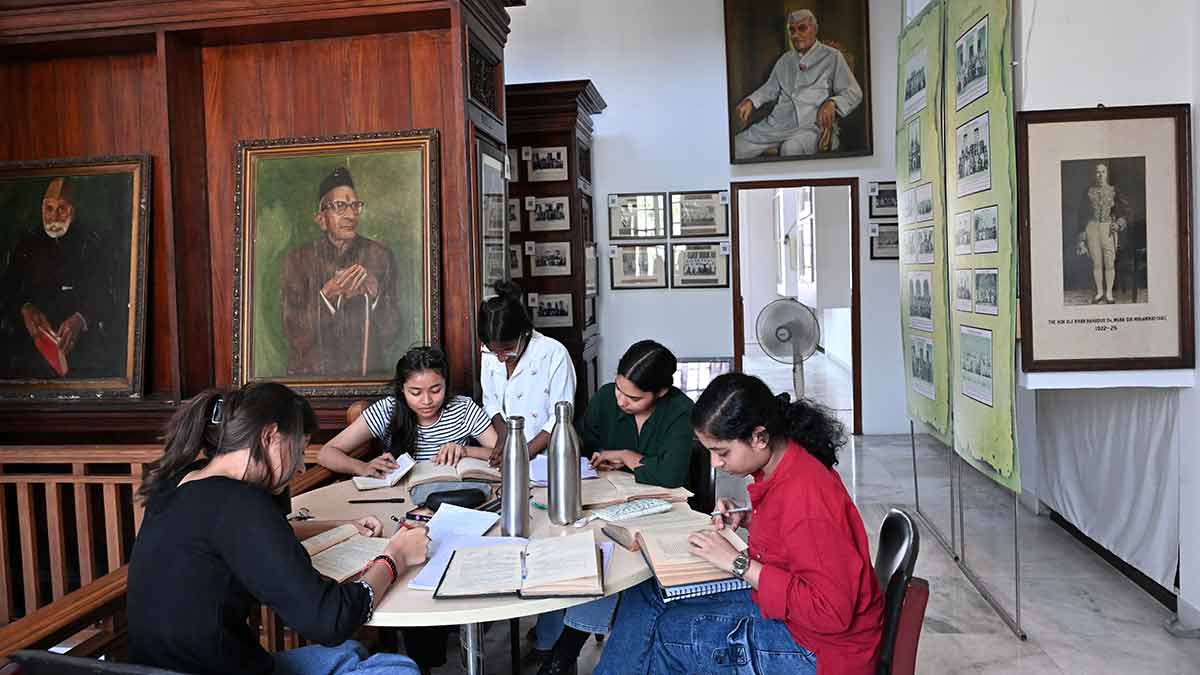 Group study: Students at Delhi University | Sanjay Ahlawat