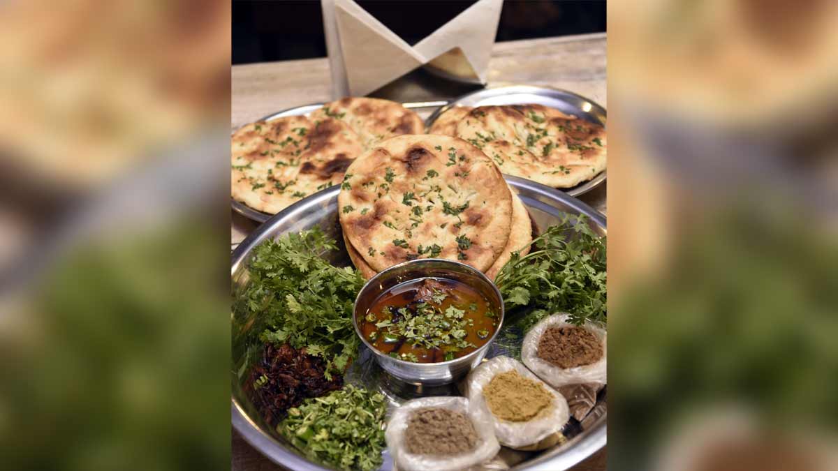 Delicious spread: Arbi roti and nihari, an Awadhi delicacy | Sumit Kumar