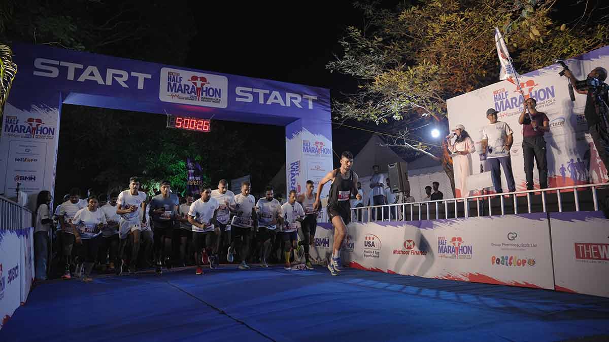Brisk start: Olympian Sini Jose and THE WEEK Editor-in-Charge V. S. Jayaschandran flag off the 21km Half Marathon | Special Arrangement