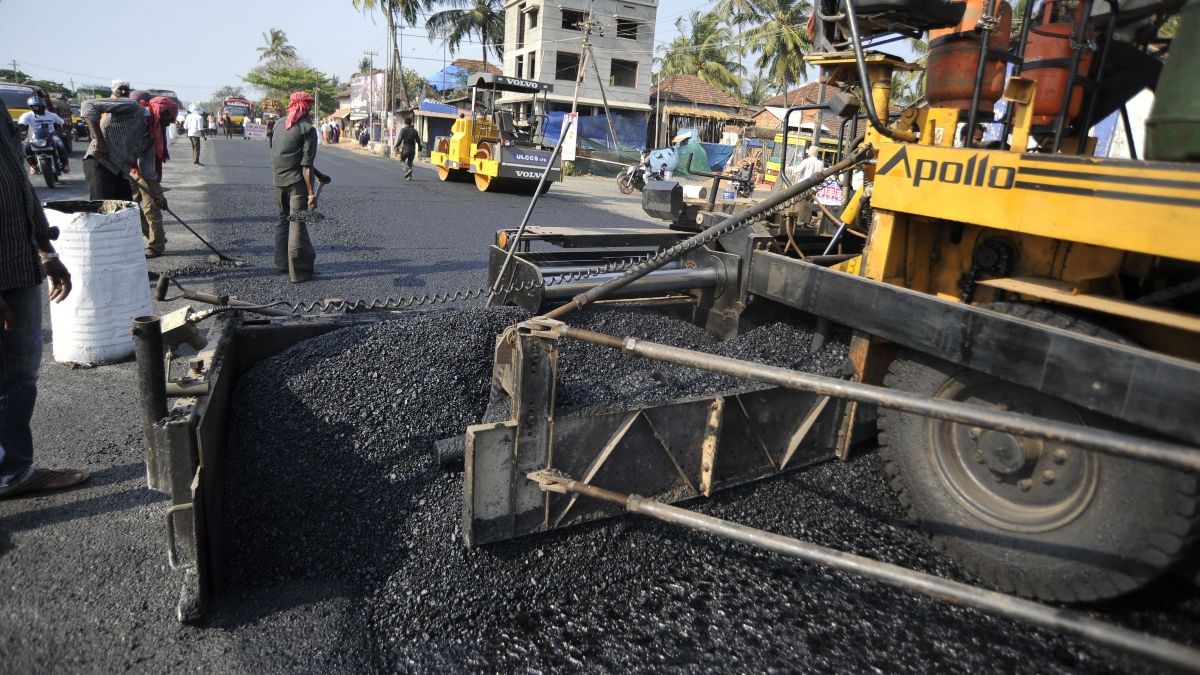 File photo for representation only: Workers at a Coastal highway tarring work near Lions Park Kozhikode by ULCCS in February 2012 | Manorama