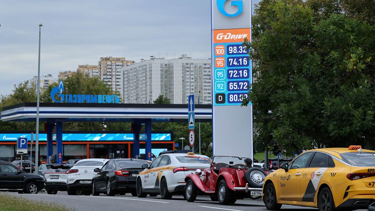 Cars queue to refuel at a fuel station in Moscow | Reuters