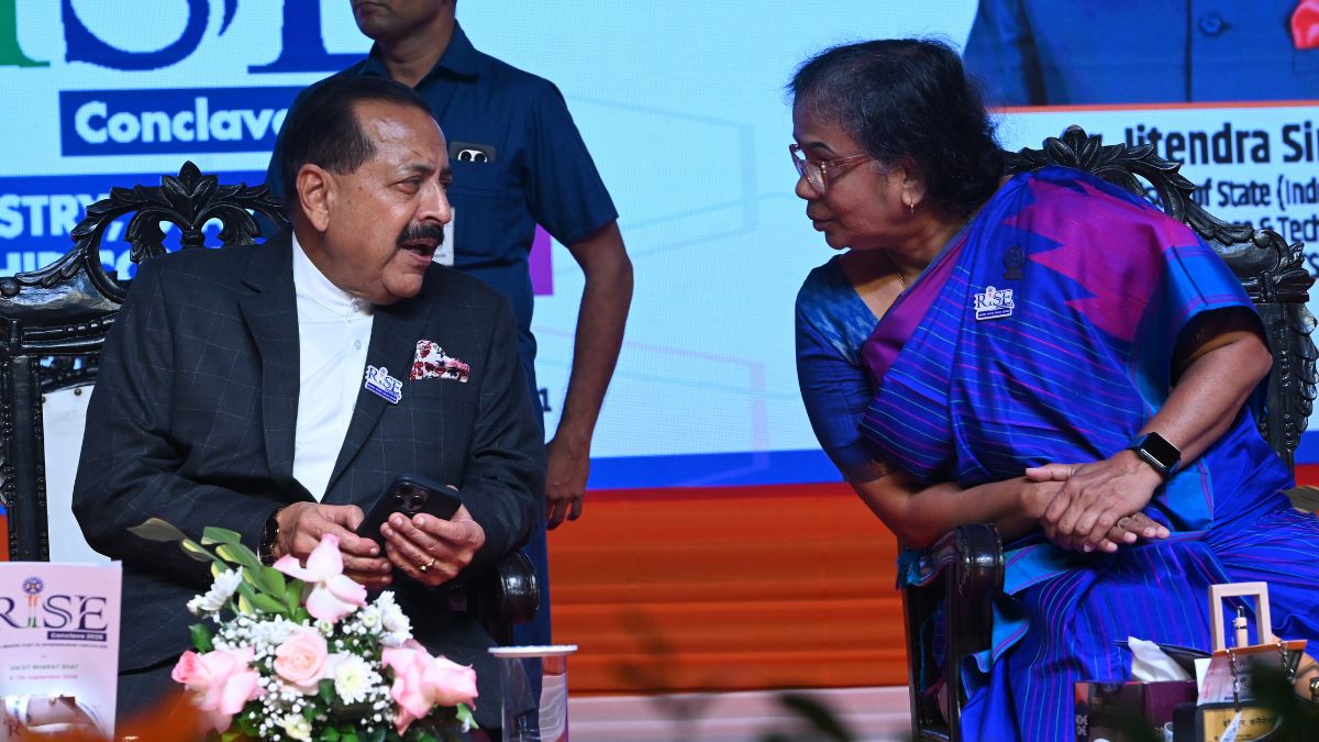 Union Minister for Science and Technology, Dr Jitendra Singh (L), speaks to Dr N. Kalaiselvi (R), Director General, CSIR and Secretary, Department of Scientific and Industrial Research (DSIR), at the inaugural session of the sixth RISE Conclave 2026 in Kolkata on September 6, 2026 | Salil Bera