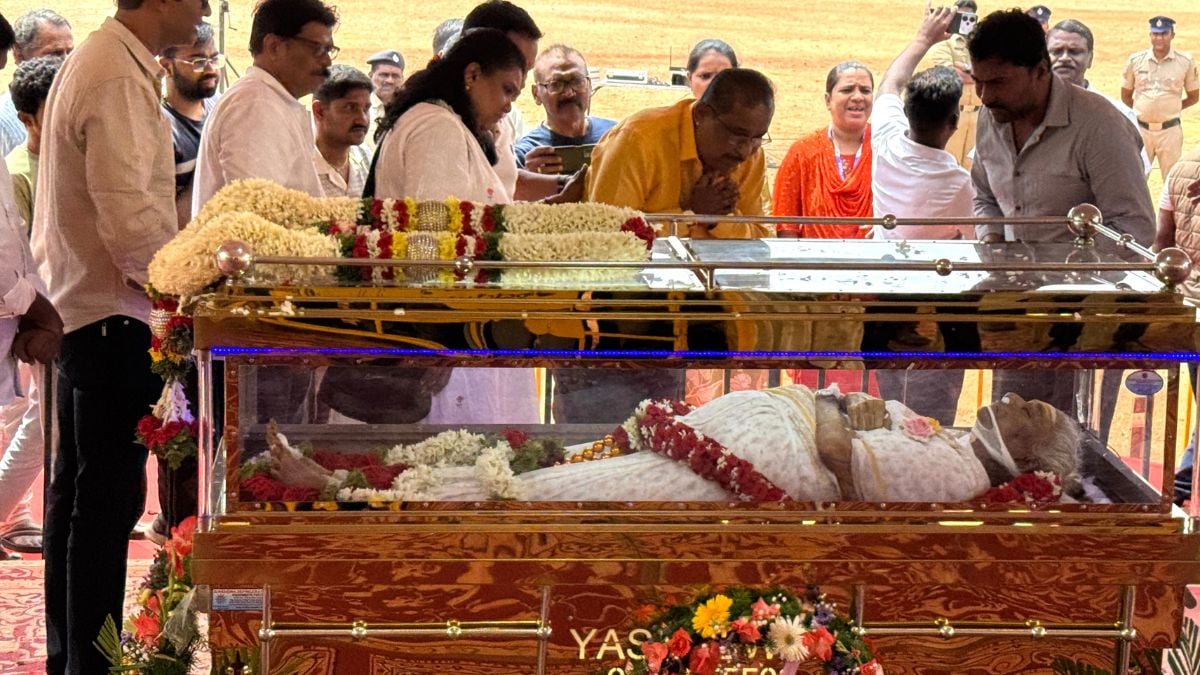 Fans of S. Janaki pay their last respects at Mysuru, where her mortal remains were kept | Bhanu Prakash Chandra
