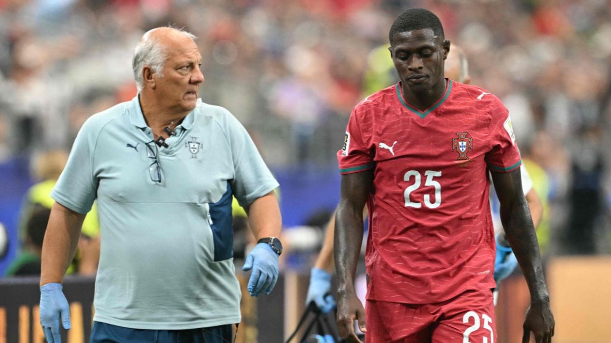Portugal's defender #25 Nuno Mendes leaves the field injured during the 2026 World Cup round of 16 football match between Portugal and Spain at the Dallas Stadium in Arlington on July 6, 2026. (Photo by RONALDO SCHEMIDT / AFP)