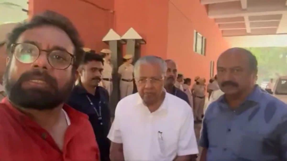 cpm-leaders-detained-delhi-x - 1