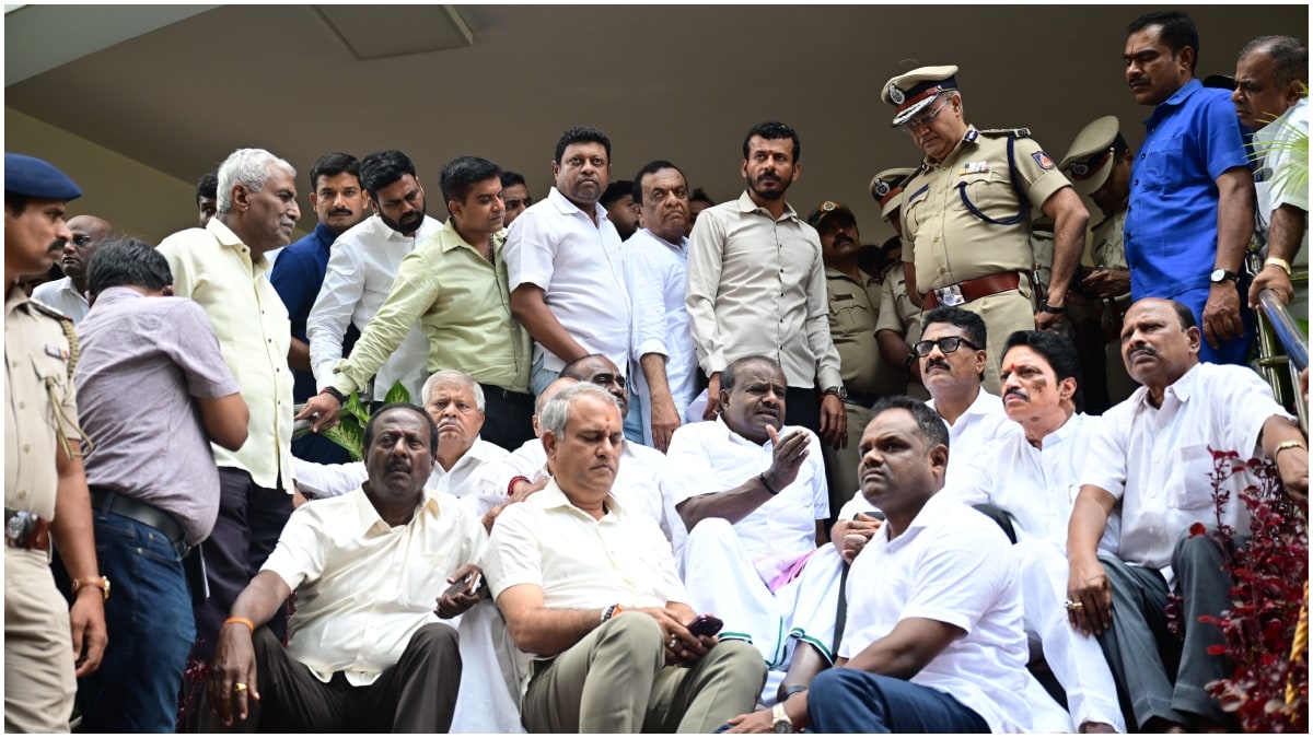 H. D. Kumaraswamy staged a dharna outside the Bengaluru Police Commissioner’s office | Bhanu Prakash Chandra