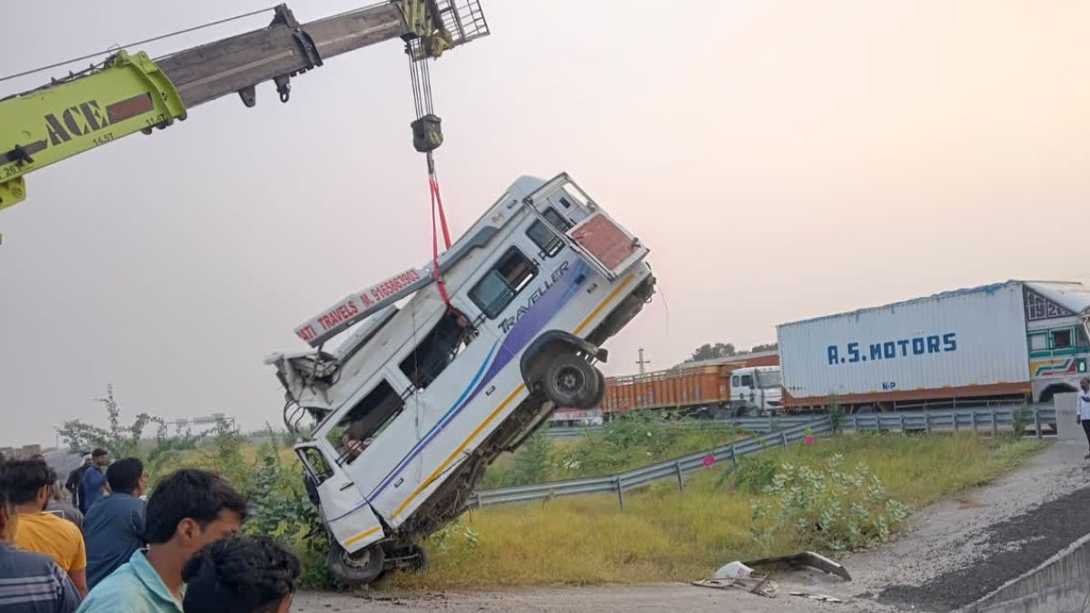 minibus-ditch-rajasthan - 1
