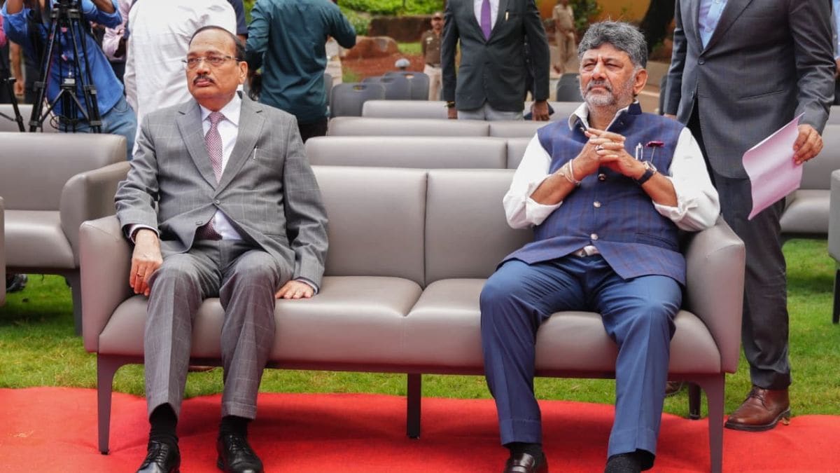 Chief Justice of India Surya Kant (L) and Karnataka CM D.K. Shivakumar (R) at the 34th convocation of the National Law School of India University (NLSIU) in Bengaluru