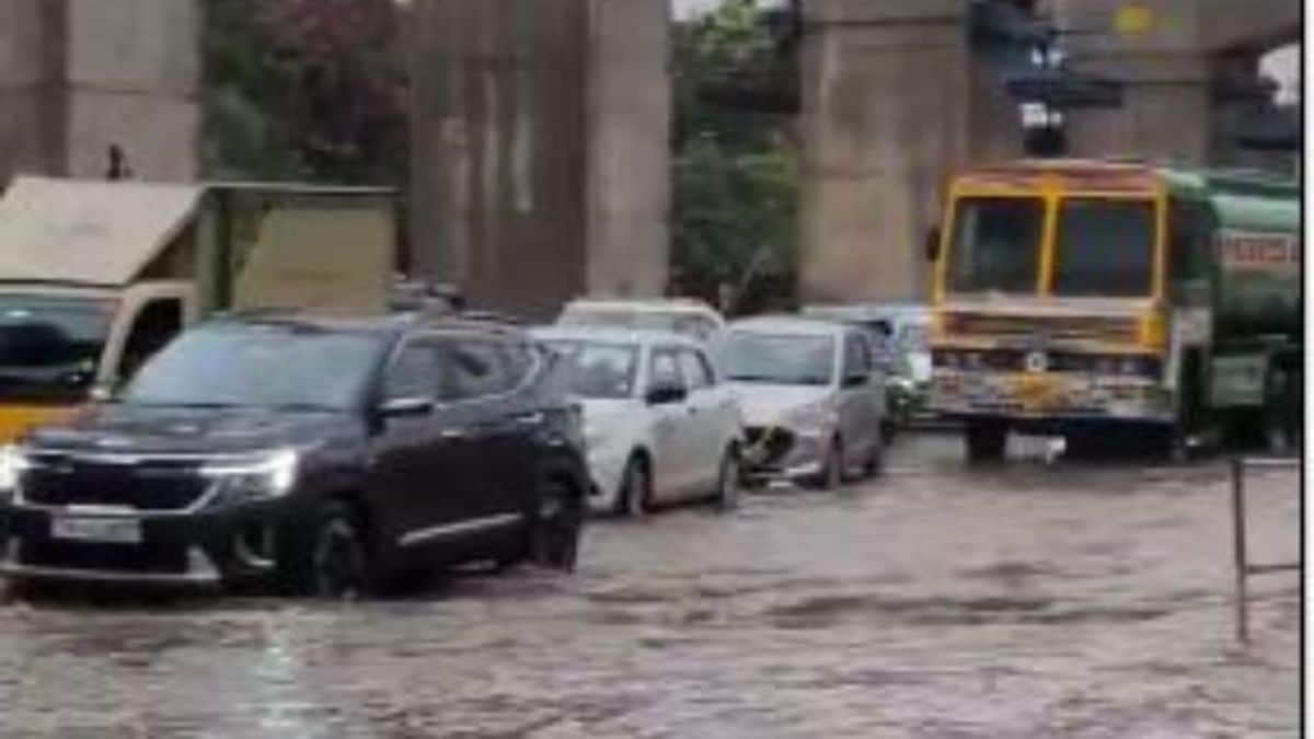 Water logging in Chennai following heavy downpour | X 