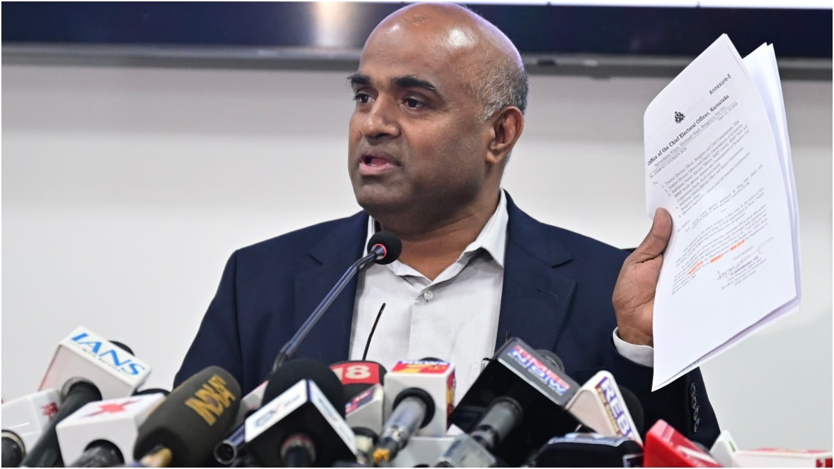  Karnataka CEO V. Anbukkumar attending a press conference