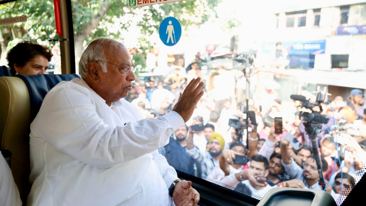 Congress President Mallikarjun Kharge boards a bus carrying INDIA bloc MPs to Jantar Mantar for a sit-in protest demanding the resignation of Chief Election Commissioner (CEC) Gyanesh Kumar, in New Delhi | AICC via PTI