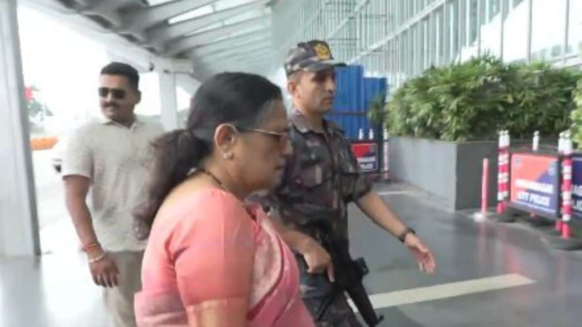 TMC rebel MP Kakoli Ghosh Dastidar leaving for Delhi to attend the key meeting | X 