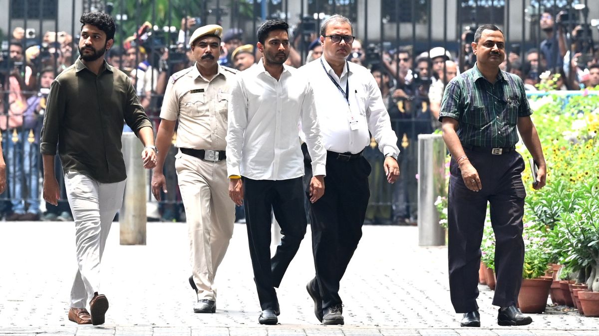 TMC MP Abhishek Banerjee (centre) at the Bhawani Bhawan, the headquarters of the CID | Salil Bera
