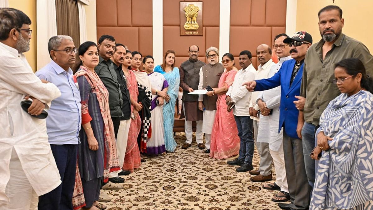 The rebel MPs from the Trinamool Congress (TMC) meet with Lok Sabha Speaker Om Birla (centre) ahead of their crucial Monday meeting with him | PTI