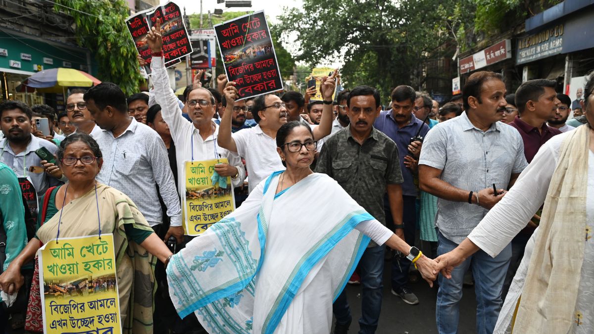 पश्चिम बंगाल ठेलेवालों का विवाद: ममता बनर्जी ने सड़कों पर किया विरोध, हाईकोर्ट ने हटाए जाने की कार्रवाई स्थगित की