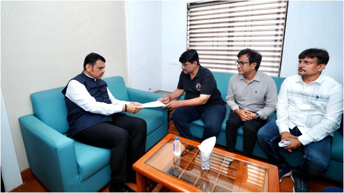 Chief Minister Devendra Fadnavis met Ketan's father Vishal Agarwal in Pune | X