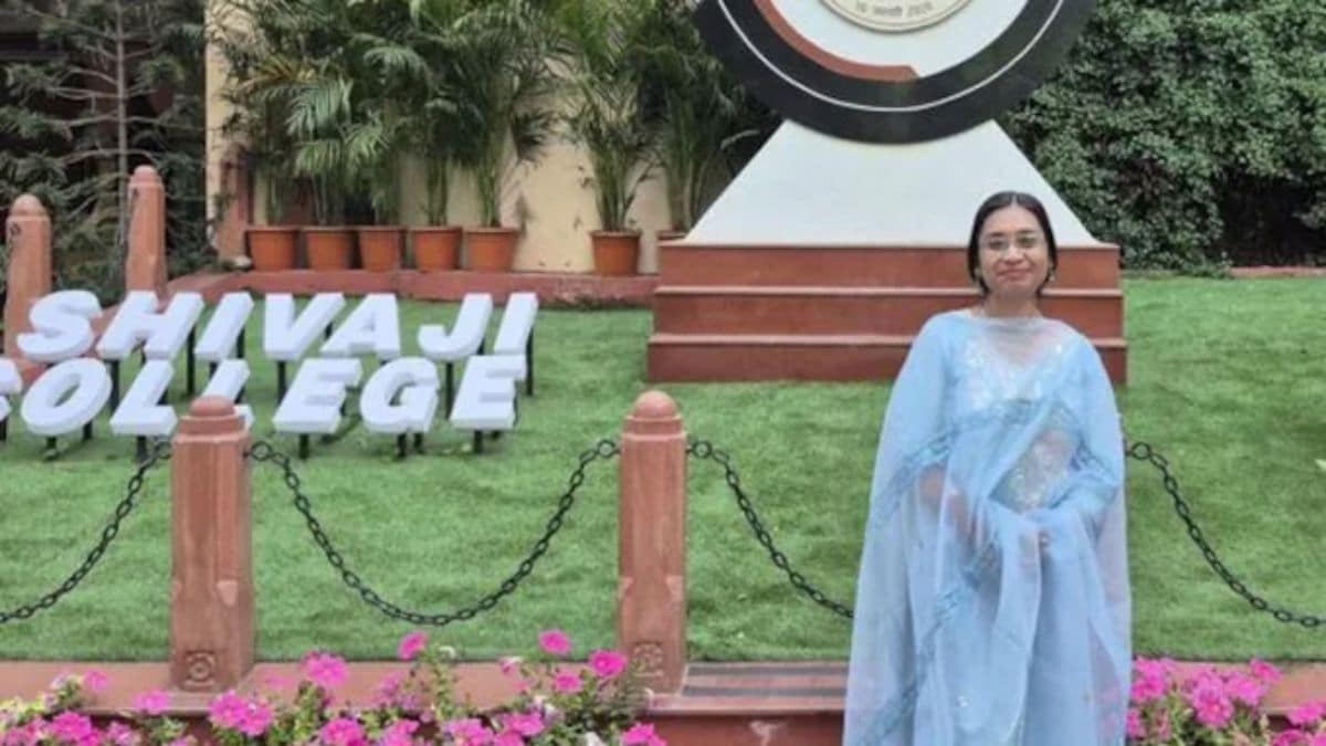 debosmita-paul-du-professor - 1