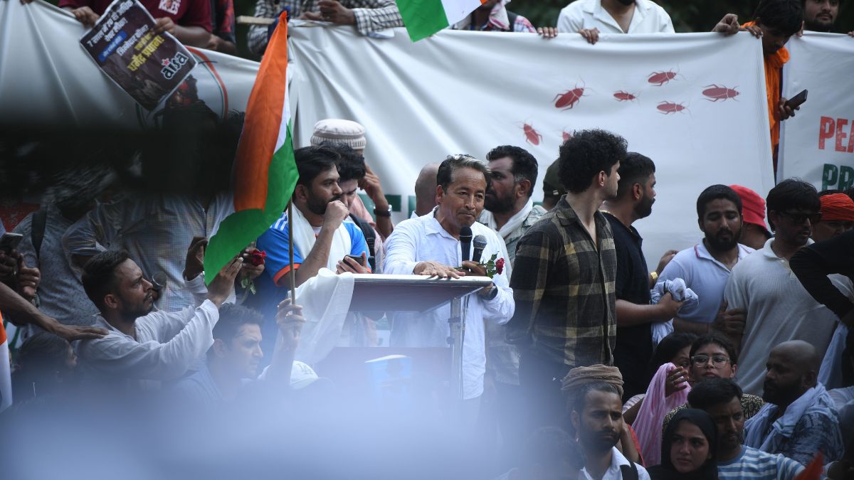abhijeet-dipke-sonam-wangchuk-cockroach-janta-party-jantar-mantar - 1
