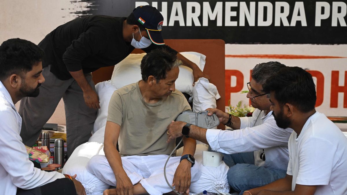 sonam-wangchuk-abhijeet-dipke-hunger-strike-education - 1