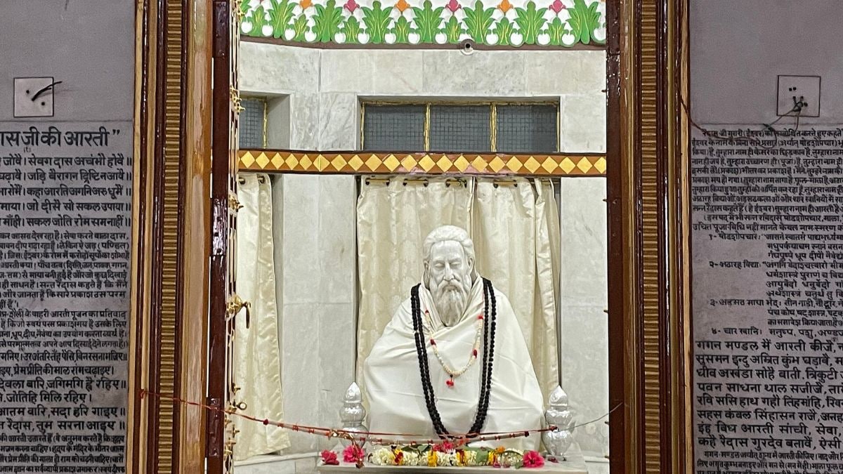Idol of Ravidas from the sanctum of the Guru Ravidas Temple, Raj Ghat, Varanasi | Creative Commons

