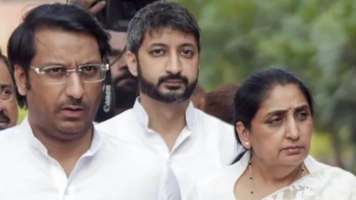Parth Pawar (left ) with his mother and deputy CM Sunetra Pawar | X 
