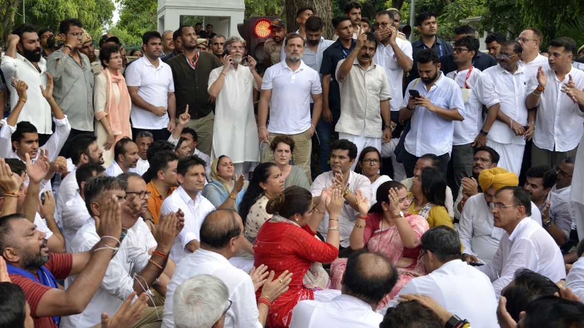 Leader of Opposition Rahul Gandhi, Priyanka Gandhi and other Congress MPs and leaders sit on a dharna outside the PM's residence, demanding his resignation | Sanjay Ahlawat