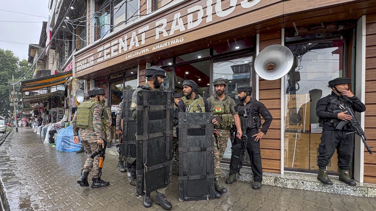 jammu-and-kashmir-anantnag-policeman-killed - 1