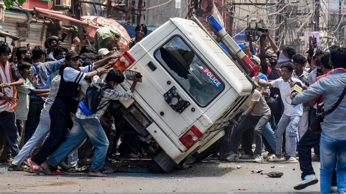 Protesters damage a police vehicle during the 'Bihar Bandh' called over the alleged NEET paper leak and police action against protesting students, in Patna, Bihar, on July 25, 2026 | PTI