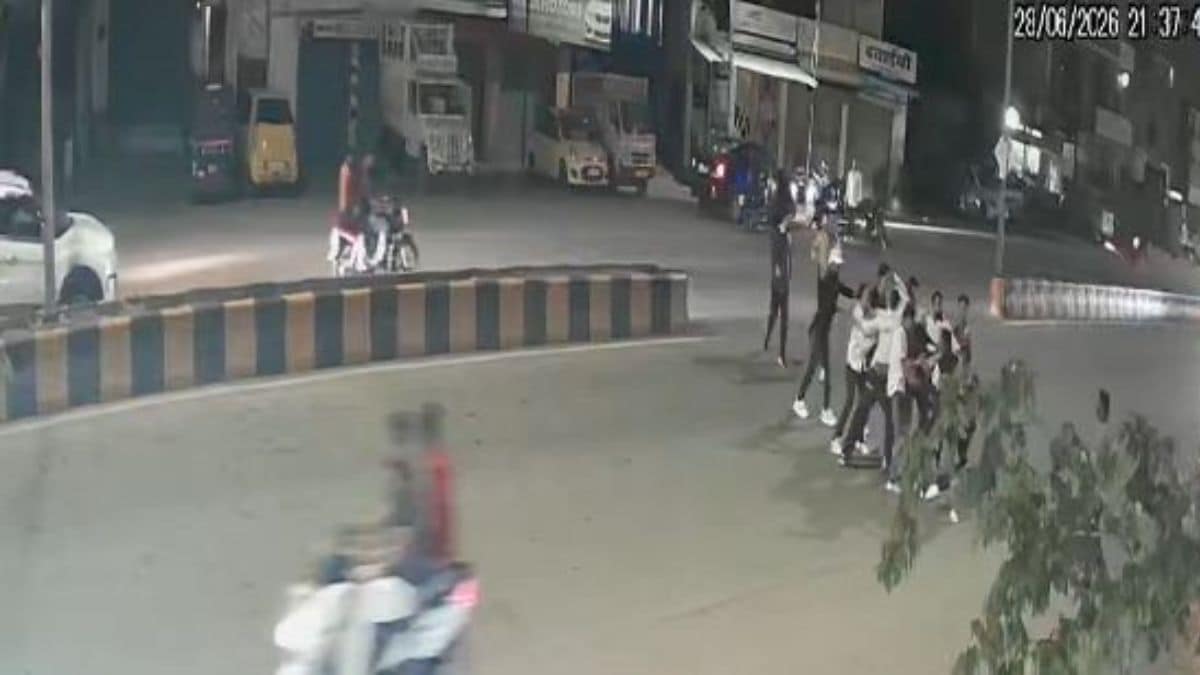 nagpur-cop-beaten-road - 1