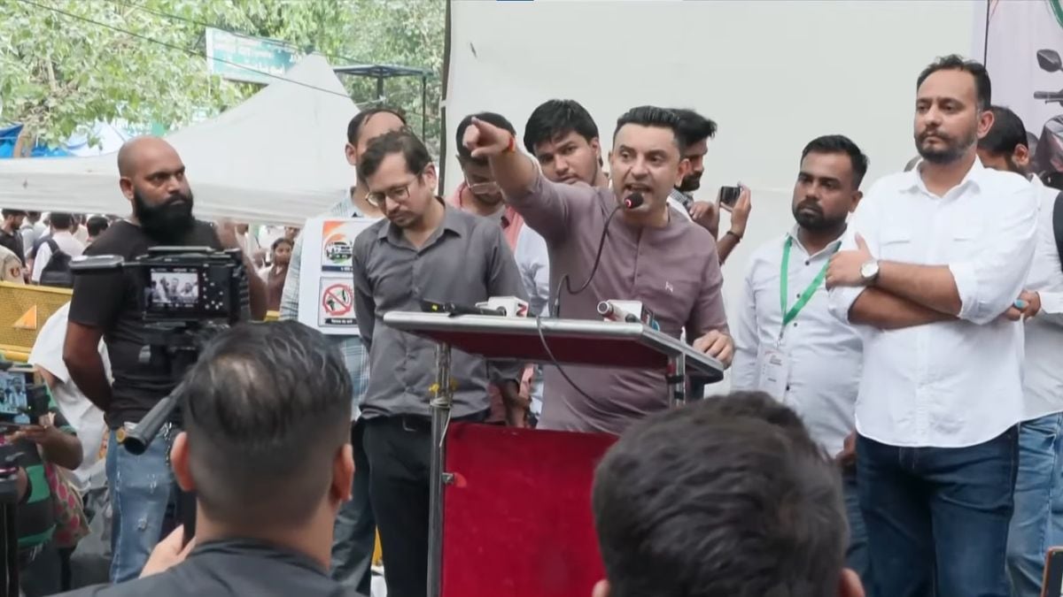 Tehseen Poonawalla (centre) leads India's first E20 mandate protest at Delhi's Jantar Mantar on Sunday | YouTube/Manorama News