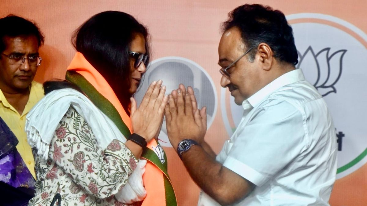 Rebel TMC Rajya Sabha MP Sushmita Dev (L) being welcomed into the BJP by its state president, Samik Bhattacharya (R) | Salil Bera