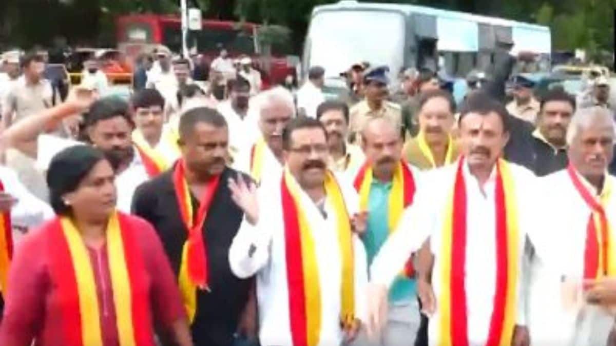 Supporters of Kannada activist Vatal Nagaraj staging protests as part of the statewide bandh called by the Kannada Chaluvali Vedike to protect against the release of Kaveri water to Tamil Nadu | X 