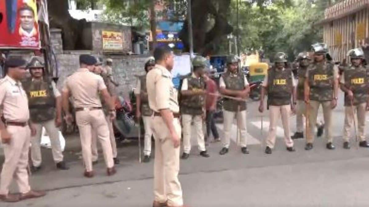 Karnataka police deploying additional personnel during the state bandh by pro-Kannada activist Vatal Nagaraj | X 