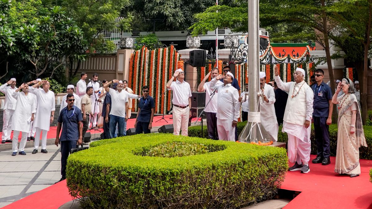 did-sonia-gandhi-stop-vande-mataram-congress-clarifies-amid-bjp