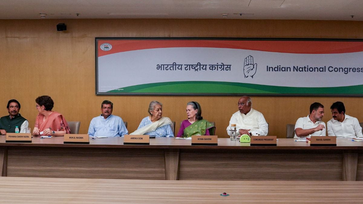 Congress leaders Ghulam Ahmad Mir, Priyanka Gandhi Vadra, Mukul Wasnik, Ambika Soni, Sonia Gandhi, party President Mallikarjun Kharge, Rahul Gandhi, K.C. Venugopal and Ajay Maken during the Congress Working Committee (CWC) meeting at Indira Bhawan, in New Delhi, on August 19, 2026 | PTI