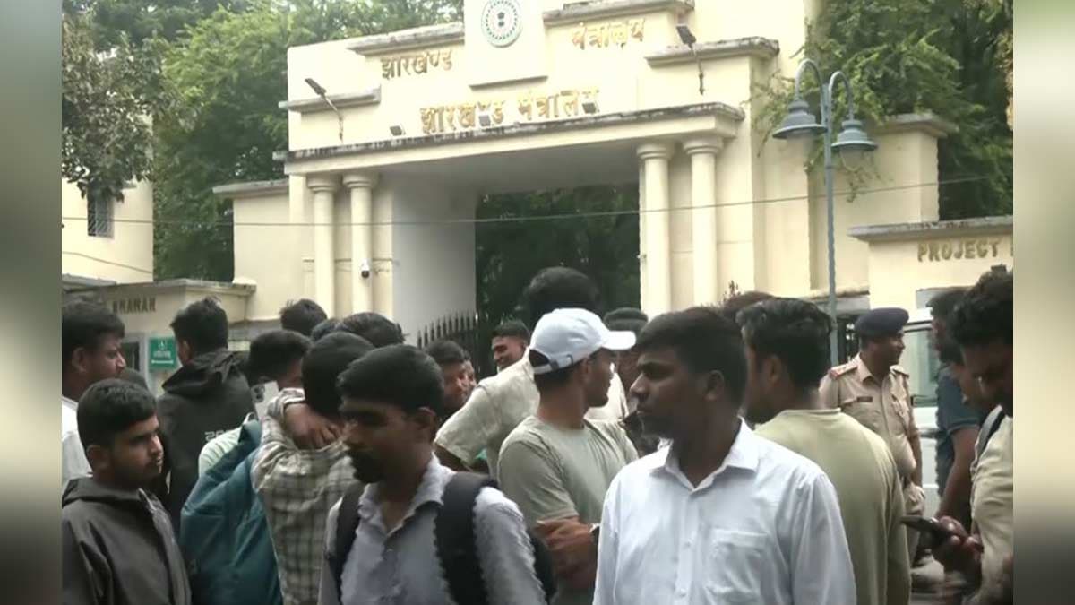 JSSC-CGL qualified candidates staging a protest outside Project Bhavan | X/ANI